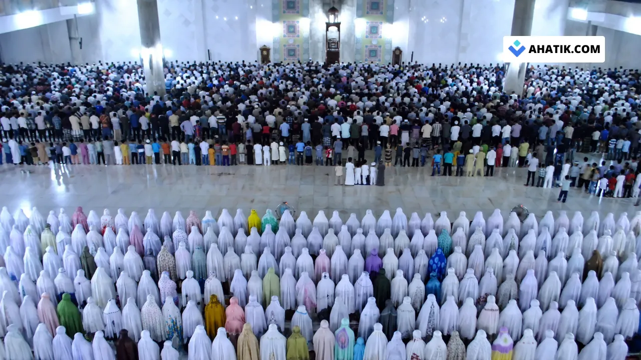 Sholat Tarawih Berjamaah - Ahatik.com